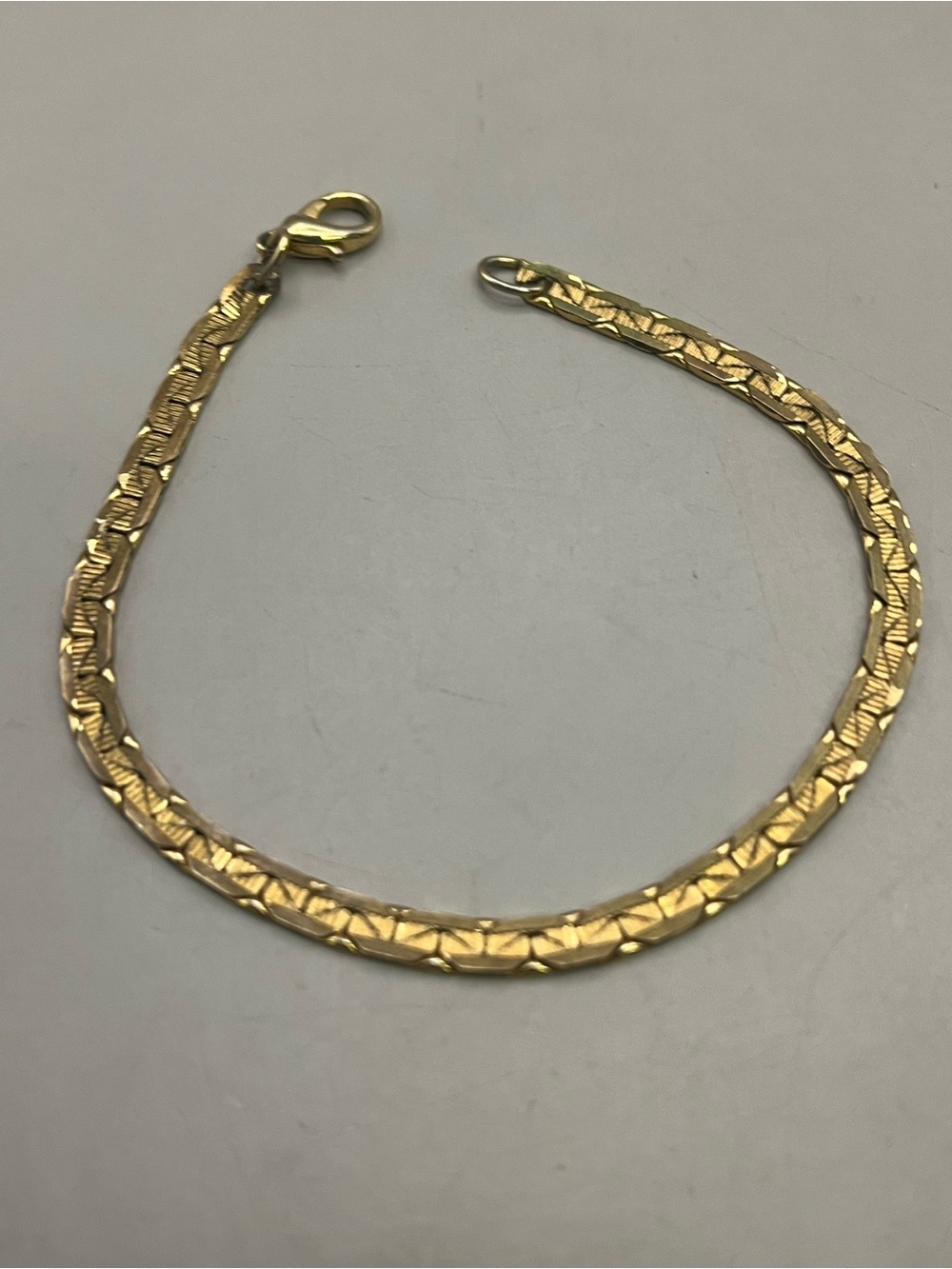 Gold Tone Flat Serpentine Chain Bracelet Textured Herringbone 7.5" Lobster Clasp - Picture 2 of 4